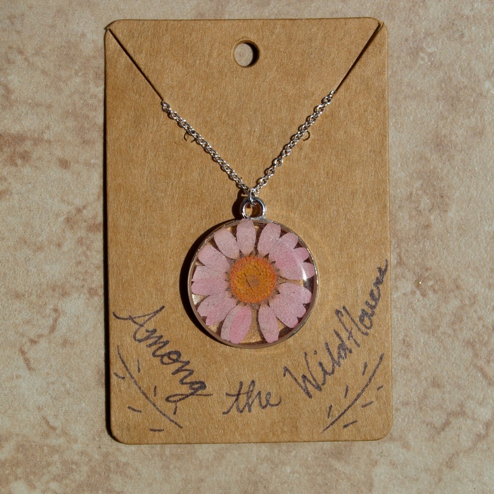 ‼️SOLD‼️LIGHT PINK DAISY NECKLACE